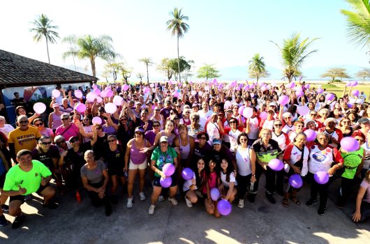 Fundo Social reúne mais de 400 pessoas na caminhada do Agosto Lilás de combate à violência contra a mulher
