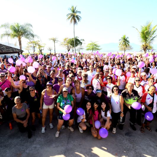 Fundo Social reúne mais de 400 pessoas na caminhada do Agosto Lilás de combate à violência contra a mulher