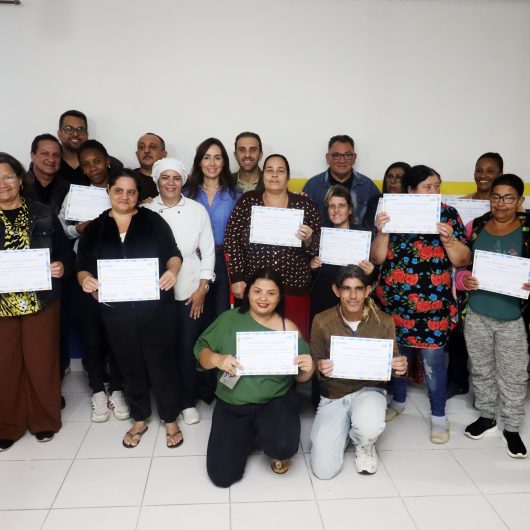 Fundo Social entrega certificado aos alunos do curso de Pães Artesanais no Núcleo Social e Cultural João Bolinha