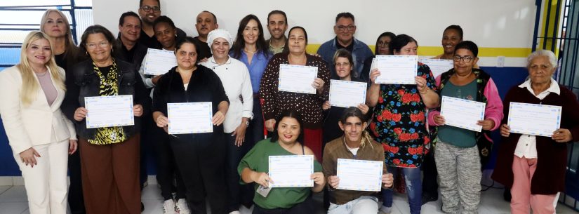 Fundo Social entrega certificado aos alunos do curso de Pães Artesanais no Núcleo Social e Cultural João Bolinha