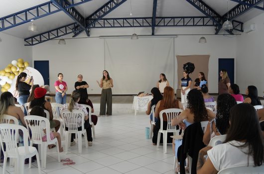 Fundo Social entrega kit para gestantes durante palestra do Agosto Dourado sobre importância do aleitamento materno