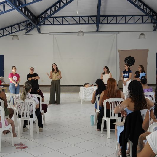 Fundo Social entrega kit para gestantes durante palestra do Agosto Dourado sobre importância do aleitamento materno