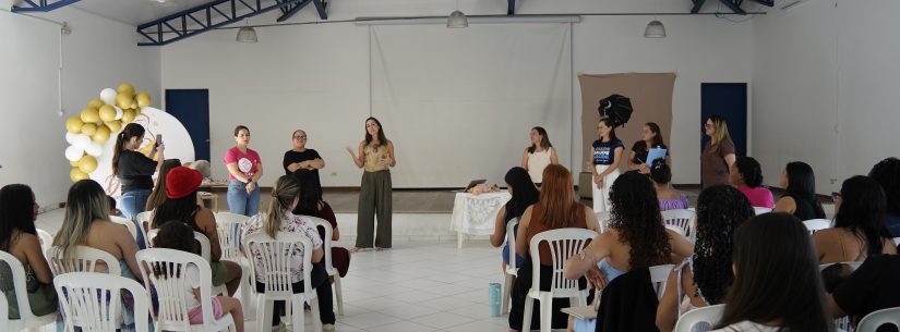 Fundo Social entrega kit para gestantes durante palestra do Agosto Dourado sobre importância do aleitamento materno