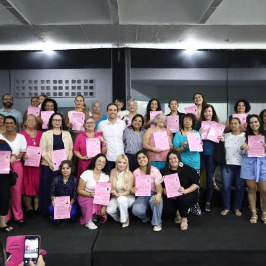Prefeitura de Caraguatatuba faz a entrega de alvarás para artesãs que participam da Feira de Mulheres Empreendedoras do Tinga