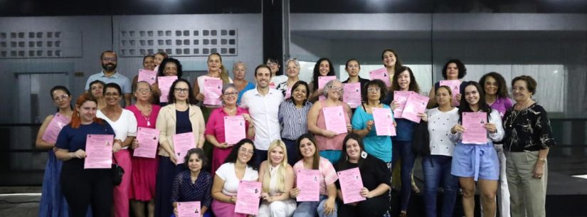Prefeitura de Caraguatatuba faz a entrega de alvarás para artesãs que participam da Feira de Mulheres Empreendedoras do Tinga