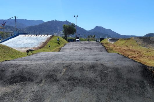 Prefeitura de Caraguatatuba inicia reforma da Pista de Bicicross no Indaiá