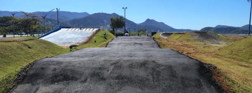 Prefeitura de Caraguatatuba inicia reforma da Pista de Bicicross no Indaiá