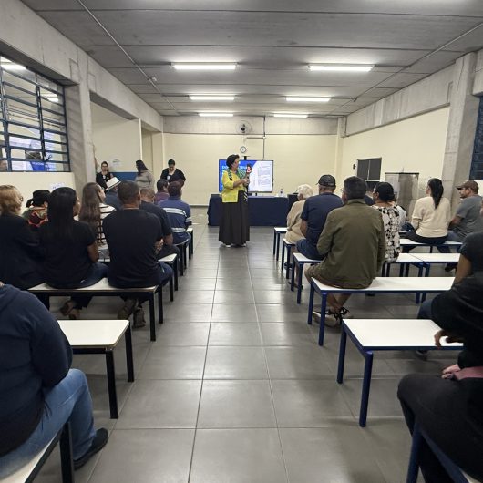 Moradores do Núcleo Paulino Ferreira recebem título de regularização fundiária