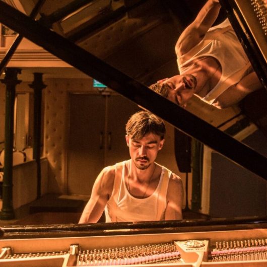 Teatro Mario Covas recebe especial Queen com Bruno Hrabovsky neste domingo