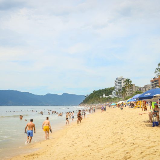 Caraguatatuba mantém 14 praias monitoradas pela Cetesb próprias para banho