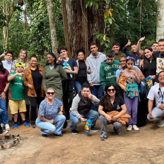 Viveiro Municipal recebe estudantes para atividade de educação ambiental em Caraguatatuba