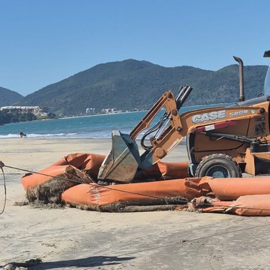 Prefeitura remove barreira de contenção marítima abandonada nas proximidades da Praia da Cocanha em Caraguatatuba