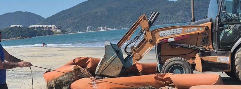 Prefeitura remove barreira de contenção marítima abandonada nas proximidades da Praia da Cocanha em Caraguatatuba