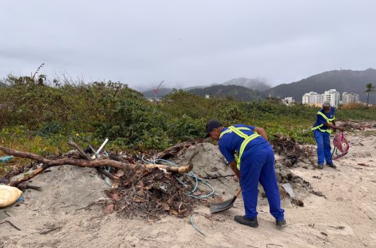 Prefeitura reforça limpeza na Praia do Centro após descarte irregular de inservíveis