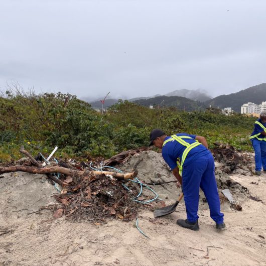 Prefeitura reforça limpeza na Praia do Centro após descarte irregular de inservíveis
