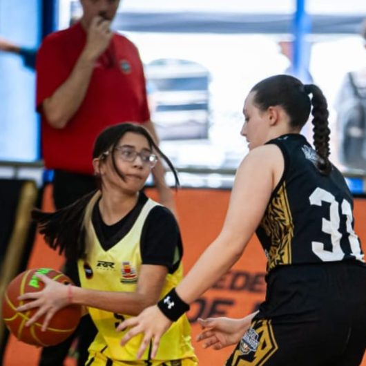 Equipe feminina de basquete de Caraguatatuba disputa final estadual dos Jogos Escolares em Praia Grande