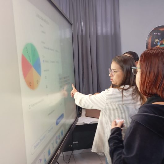 Avanços da Base Nacional da Computação na rede são apresentados ao Conselho Municipal de Educação