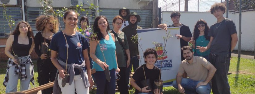 Secretaria de Meio Ambiente participa de Feira das Profissões em escola de Caraguatatuba