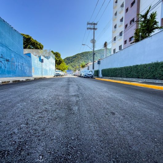 Prefeitura de Caraguatatuba finaliza repavimentação da Rua Fernando Costa no Sumaré