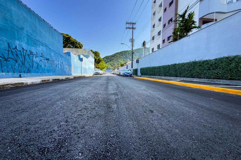 Prefeitura de Caraguatatuba finaliza repavimentação da Rua Fernando Costa no Sumaré