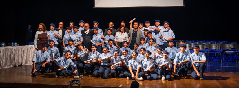 7ª turma da Guarda Mirim de Caraguatatuba conclui formação no Teatro Mario Covas