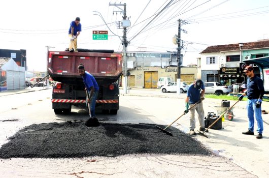 Prefeitura de Caraguatatuba executa Operação Tapa-Buraco na Avenida Miguel Varlez no Jardim Primavera