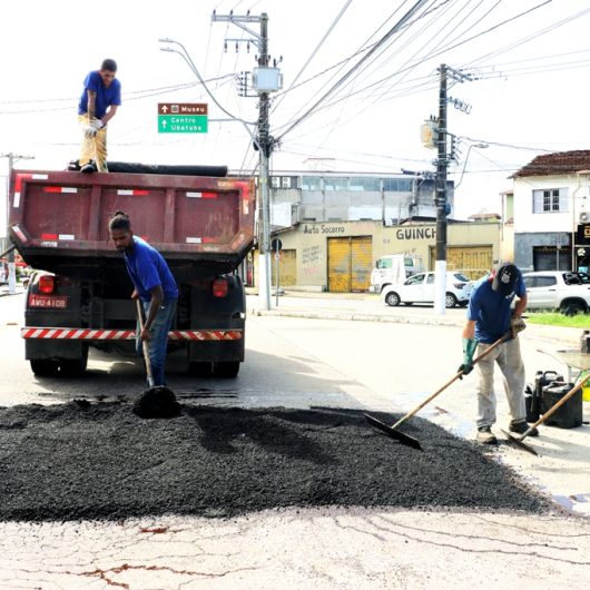 Prefeitura de Caraguatatuba executa Operação Tapa-Buraco na Avenida Miguel Varlez no Jardim Primavera