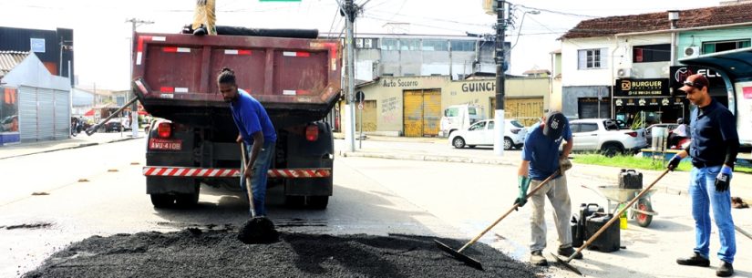 Prefeitura de Caraguatatuba executa Operação Tapa-Buraco na Avenida Miguel Varlez no Jardim Primavera