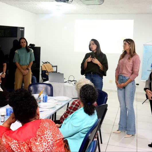 Em atenção aos questionamentos referentes à Estrada do Rio Claro, a Secretaria de Serviços Públicos informa que realiza a limpeza periódica do local e que também já executou a colocação de tampa no bueiro existente. Quanto à iluminação pública, informa que já possui estudo de viabilidade e projeto técnico para contemplar grande parte da extensão da via. Contudo, a execução não foi contemplada na Lei Orçamentária Anual (LOA) do presente exercício, não havendo dotação orçamentária disponível no momento. O início dos serviços depende da indicação e liberação de recursos pela área orçamentária e financeira do Município. A demanda permanece cadastrada e sob acompanhamento desta Pasta, com previsão de execução tão logo haja disponibilidade de recursos.