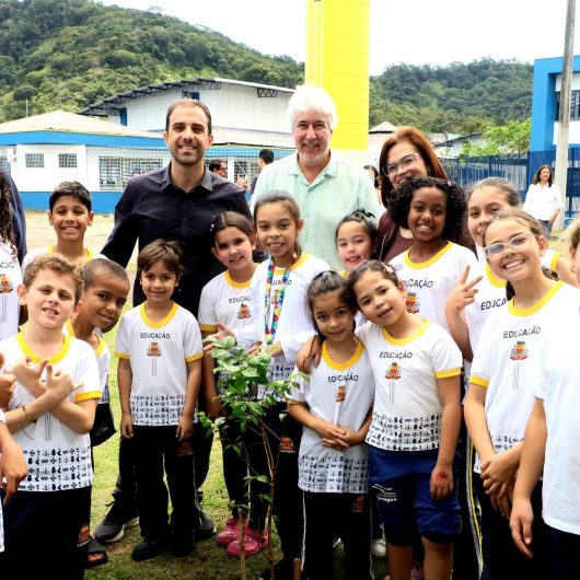 Prefeitura de Caraguatatuba lança cartilha do Projeto Arborizar e trabalha formação ambiental para o futuro