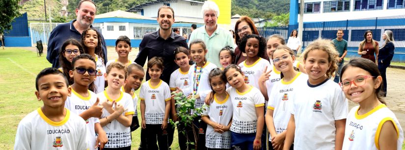 Prefeitura de Caraguatatuba lança cartilha do Projeto Arborizar e trabalha formação ambiental para o futuro
