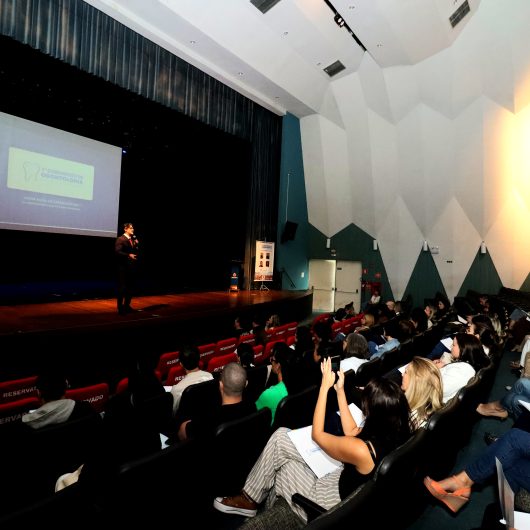 Congresso de Odontologia reúne participantes em Caraguatatuba e apresenta inovações à saúde bucal