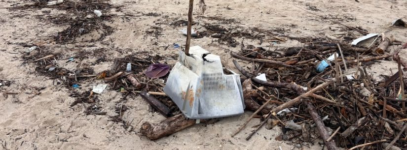 Mutirão de limpeza da Prefeitura recolhe pneus, plásticos, roupas e eletrônicos nas praias de Caraguatatuba