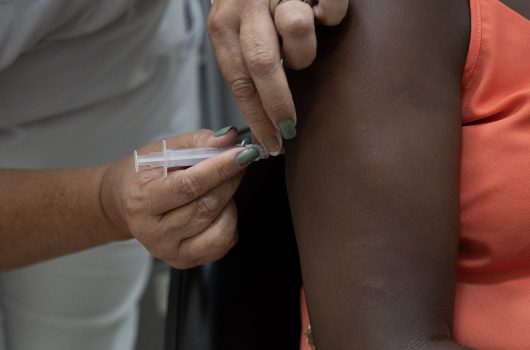 Caraguatatuba leva vacinação às escolas no sábado e mantém ações extramuros durante a semana