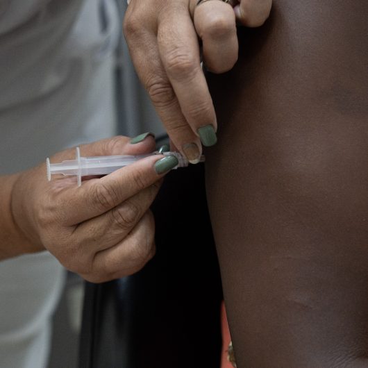 Caraguatatuba leva vacinação às escolas no sábado e mantém ações extramuros durante a semana