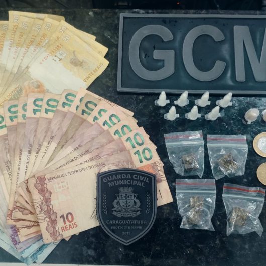 Guarda Civil apreende drogas e dinheiro durante atendimento a denúncia de tráfico no Perequê-Mirim