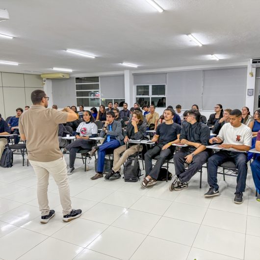 Lideranças jovens discutem políticas públicas em Caraguatatuba e apresentam propostas ao município