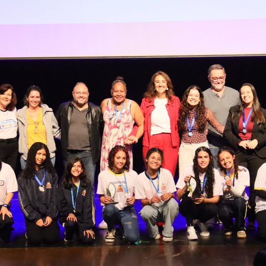 Cinema e ciência colocam estudantes no centro do palco em manhã de premiações em Caraguatatuba