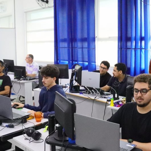 Educação de Caraguatatuba cria 12 soluções digitais e leva tecnologia da gestão à sala de aula