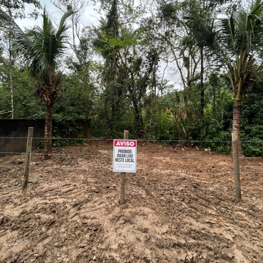 Prefeitura de Caraguatatuba recupera área degradada por descarte irregular e transforma espaço no Massaguaçu