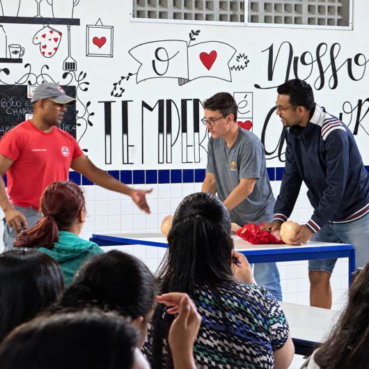 #PraTodosVerem: Cabo PM do Corpo de Bombeiros de Caraguatatuba, Sérgio da Silva Costa, explica reanimação cardiopulmonar (RCP), manobra e massagem de desengasgo em bonecos para dois servidores (Lucas Katatumata/PMC)