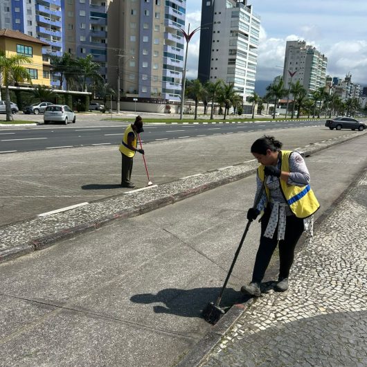 Prefeitura reforça limpeza e manutenção dos bairros de Caraguatatuba com mais bolsistas do PEAD