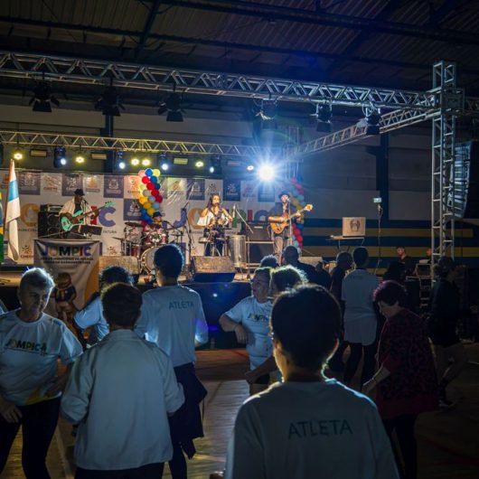 Abertura dos Jogos Municipais da Pessoa Idosa leva desfile, dança e show no primeiro dia de competição