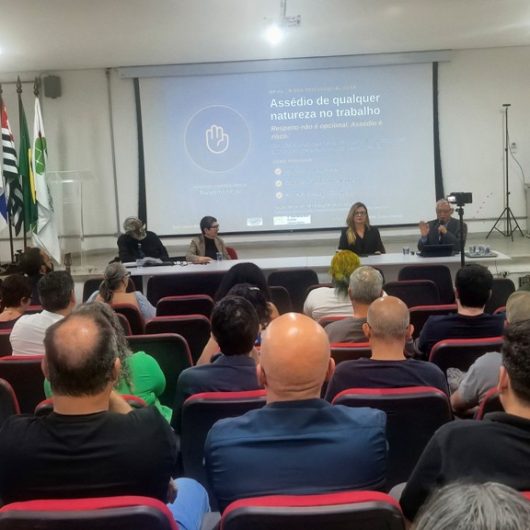 Prefeitura de Caraguatatuba capacita servidores em palestra sobre riscos psicossociais da NR-1