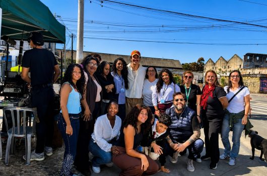 Estudantes da rede municipal de Caraguatatuba participam, nesta sexta-feira e sábado, dias 2 e 3 de outubro, de uma formação em audiovisual na EMEF Prof. Euclydes Ferreira, no Travessão e no Museu de Arte e Cultura de Caraguatatuba (MACC), no Centro. A atividade é oferecida pela Prefeitura, por meio da Secretaria Municipal de Educação, com participação da Fundação Educacional e Cultural de Caraguatatuba (Fundacc), e reúne cerca de 20 estudantes que participaram do projeto vencedor do “Prêmio Elixir” em 2025. A formação será conduzida pelo produtor audiovisual Denis Feijão e pelo diretor de fotografia e operador de câmera Rafael Avancini. A programação inclui orientações sobre roteiro, gravação, atuação, câmera e fotografia, com atividades práticas. Na sexta, os trabalhos começam às 9h30, com revisão do roteiro, discussão das cenas e planejamento das gravações. À tarde, das 14h às 17h, os estudantes seguem com o desenvolvimento das cenas e preparação para as filmagens. No sábado, das 8h às 12h, a programação será voltada aos ajustes finais do roteiro, organização das cenas e definição das próximas etapas do curta-metragem. Durante a formação, os estudantes também terão contato com equipamentos de produção audiovisual e poderão testar técnicas de enquadramento, iluminação, composição e movimentação de câmera. Visita a filmagens do longa-metragem “Clamor” Em maio deste ano, os estudantes da EMEF Prof. Euclydes Ferreira visitaram as filmagens do longa-metragem “Clamor”, em Santos (SP), a convite do produtor audiovisual Denis Feijão. Como parte da formação, os estudantes foram acompanhados por equipes da Secretaria de Educação e da Fundacc. Serviço Formação de Audiovisual Data: sexta-feira (2/10) e sábado (3/10) Horários: sexta, das 9h30 às 17h; sábado, das 8h às 12h Local: Sexta-feira (2) – EMEF Prof. Euclydes Ferreira | Rua José Geraldo da Silva Filho, 165, Travessão Sábado (3) – Museu de Arte e Cultura de Caraguatatuba (MACC) | Praça Doutor Cândido Motta, nº 72, Centro  Secretaria de Comunicação Social – 1°/10/2026 Foto: Divulgação