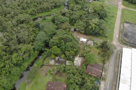 Fiscalização flagra despejo irregular no Rio Tabatinga e aponta multas de até R$ 5,9 mil em Caraguatatuba