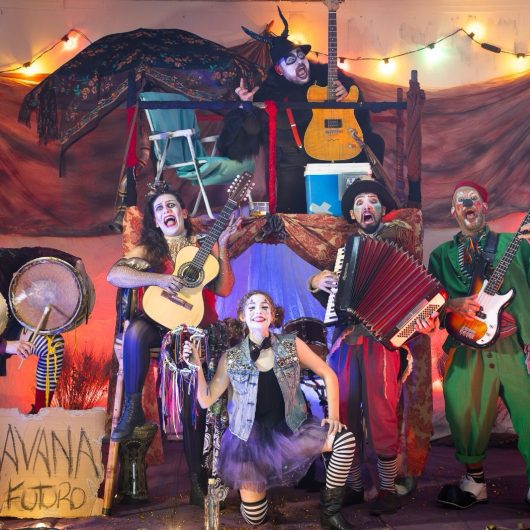 Espetáculo “Caravana do Circo sem Futuro” do grupo Nômade abre 3º Fecica neste sábado