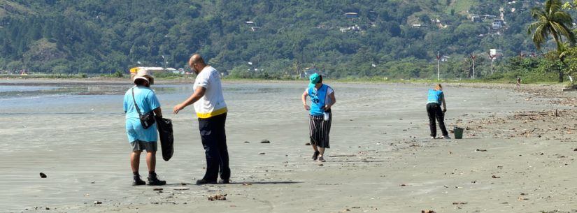 Mutirão de limpeza recolhe mais de 380 itens de plástico na Praia do Porto Novo, em Caraguatatuba