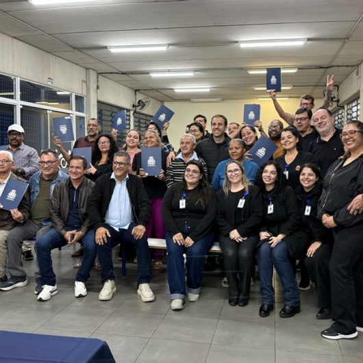 Prefeitura de Caraguatatuba regulariza 79 lotes do Núcleo Paulino Ferreira no Perequê-Mirim e entrega títulos