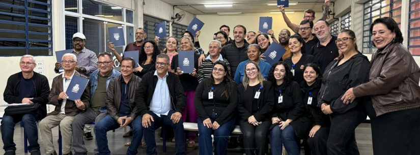Prefeitura de Caraguatatuba regulariza 79 lotes do Núcleo Paulino Ferreira no Perequê-Mirim e entrega títulos